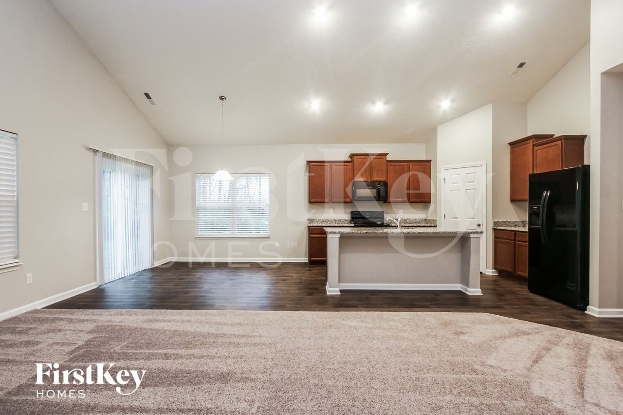 12128 Fall Ct - Photo 3 of 15