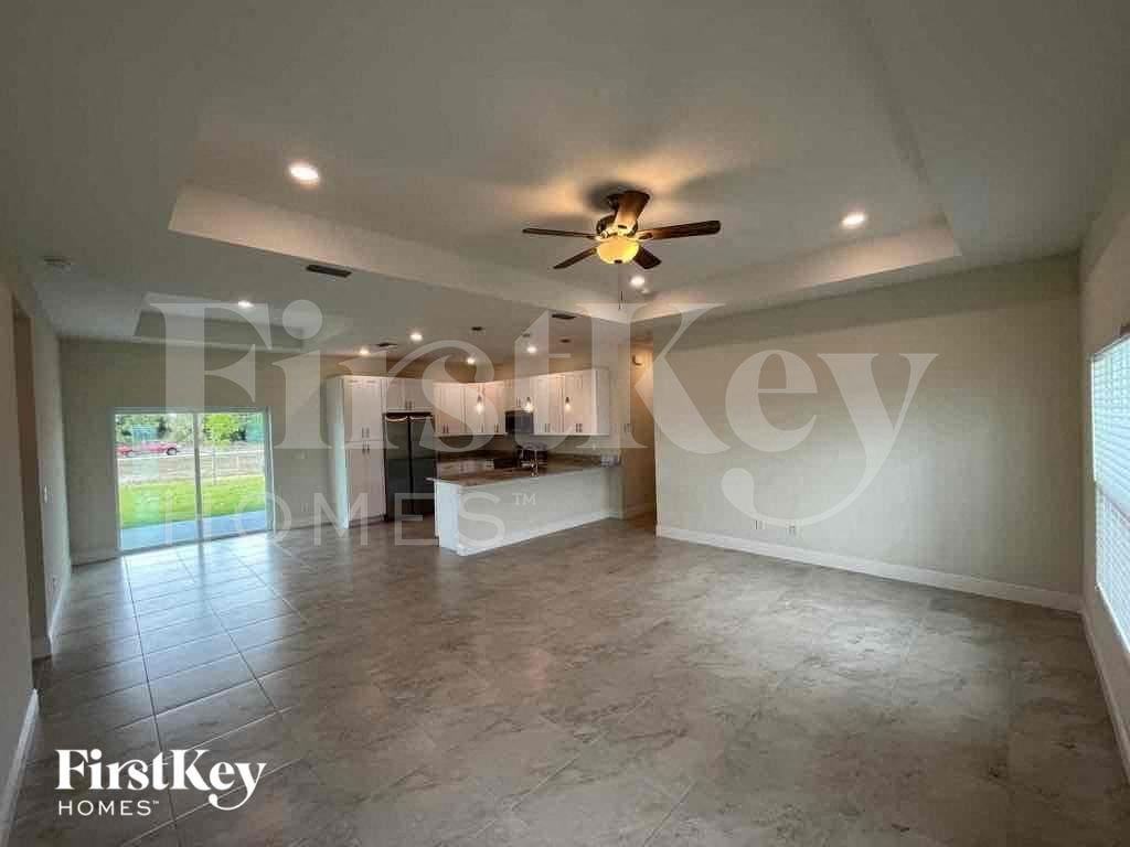 633 Nw 28th St - Photo 3 of 24