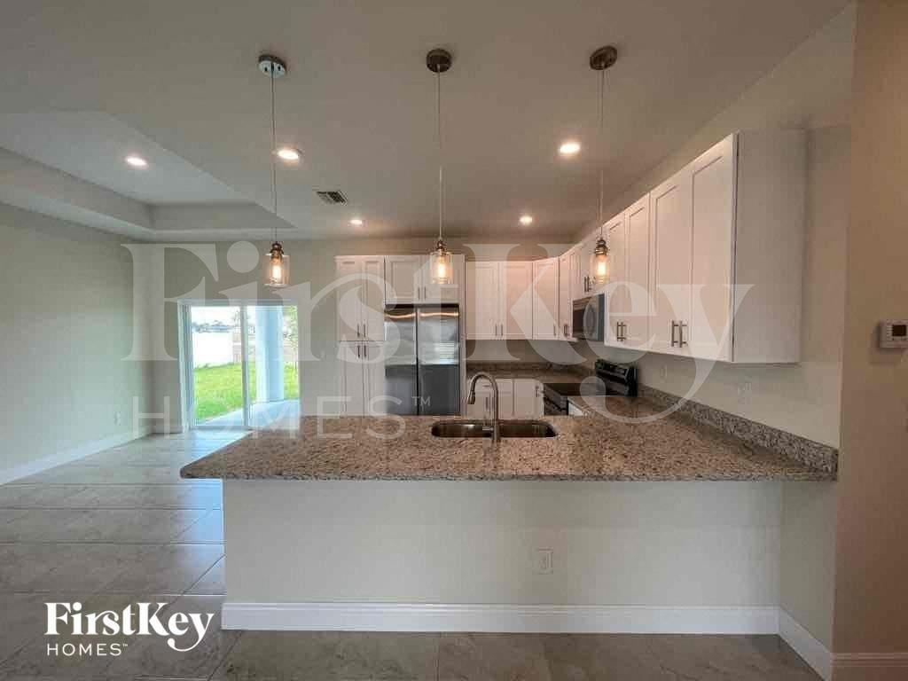 633 Nw 28th St - Photo 4 of 24