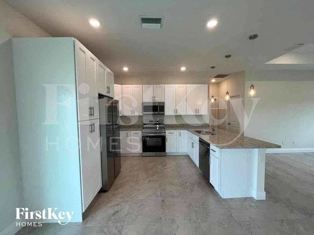 633 Nw 28th St - Photo 5 of 24