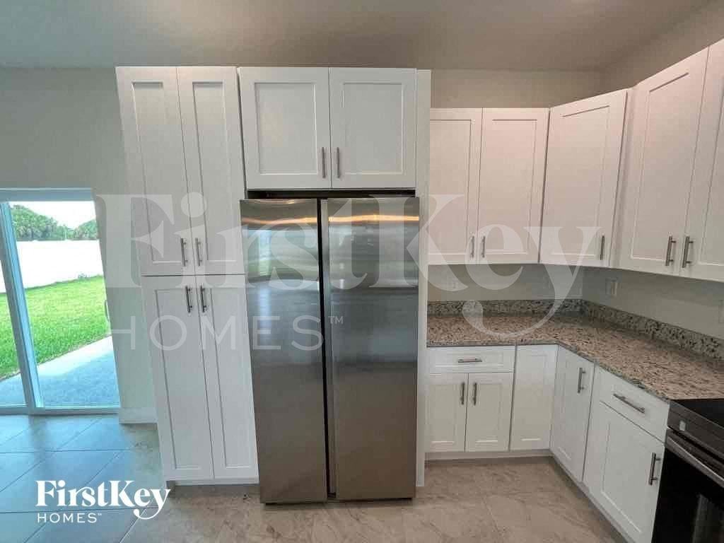 633 Nw 28th St - Photo 6 of 24