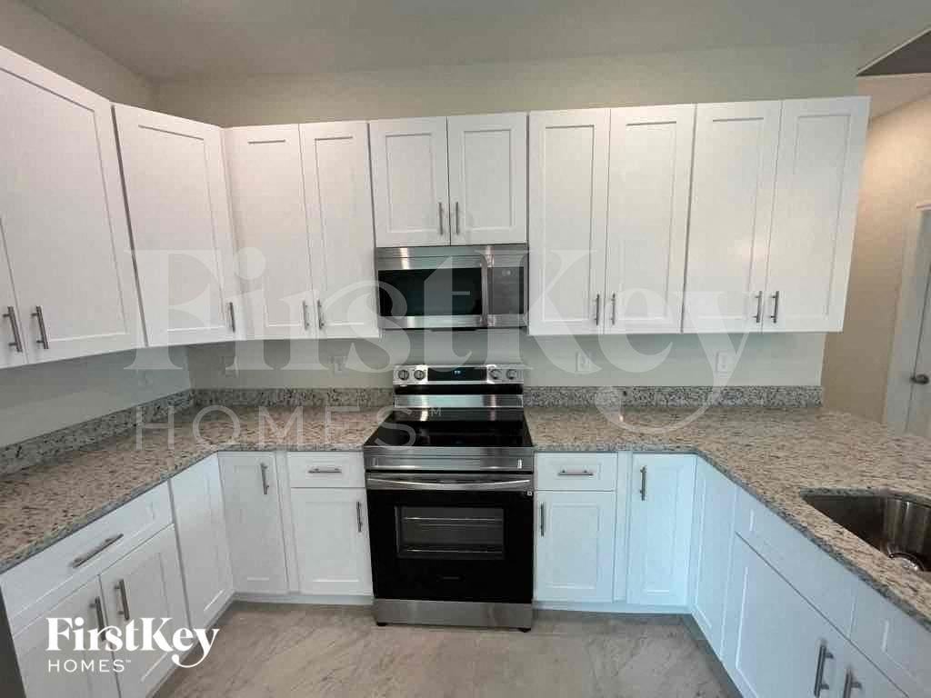 633 Nw 28th St - Photo 7 of 24