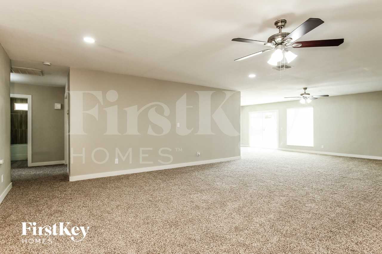 8038 W Windrose Dr - Photo 2 of 16