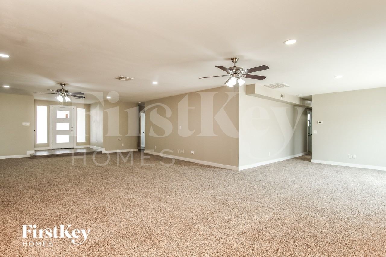 8038 W Windrose Dr - Photo 3 of 16