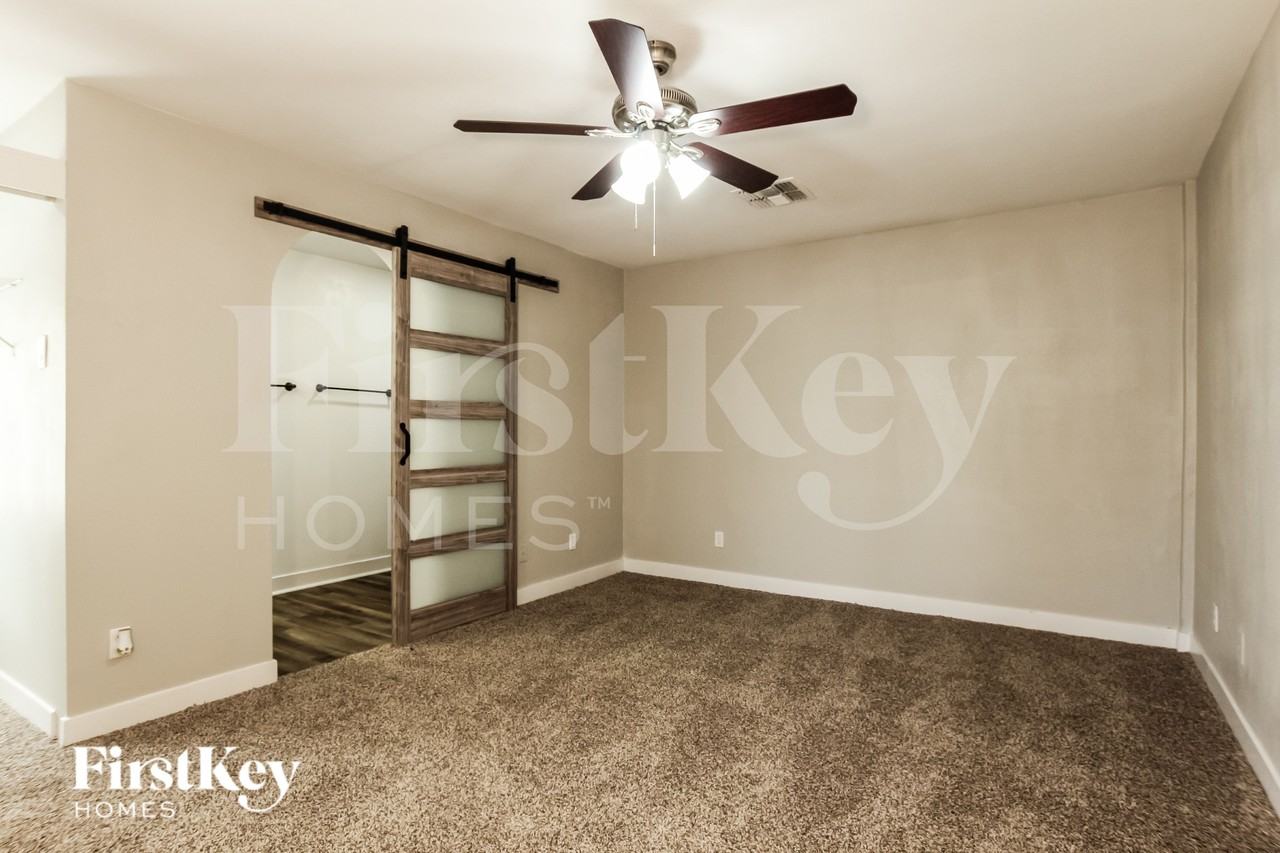 8038 W Windrose Dr - Photo 7 of 16