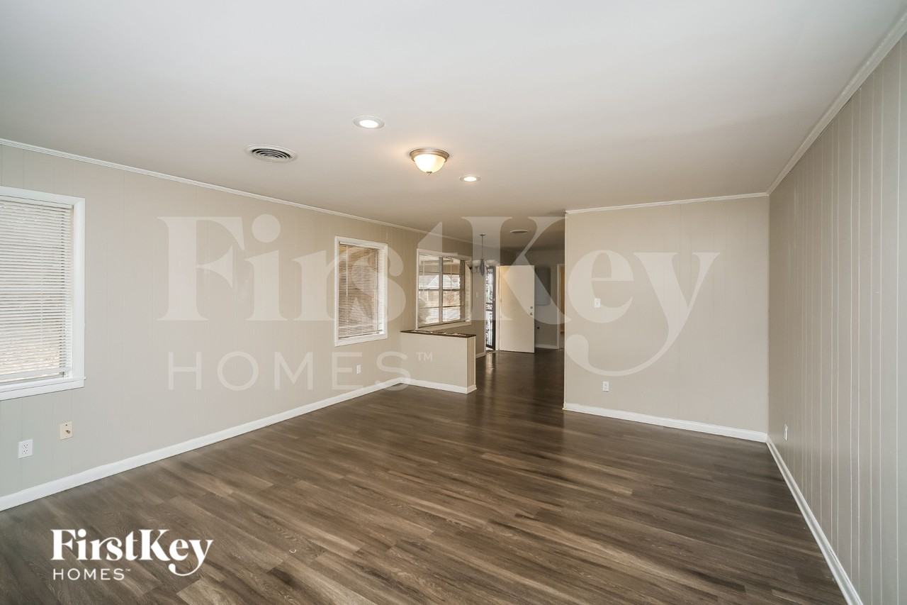 2901 Clarke Rd - Photo 2 of 16