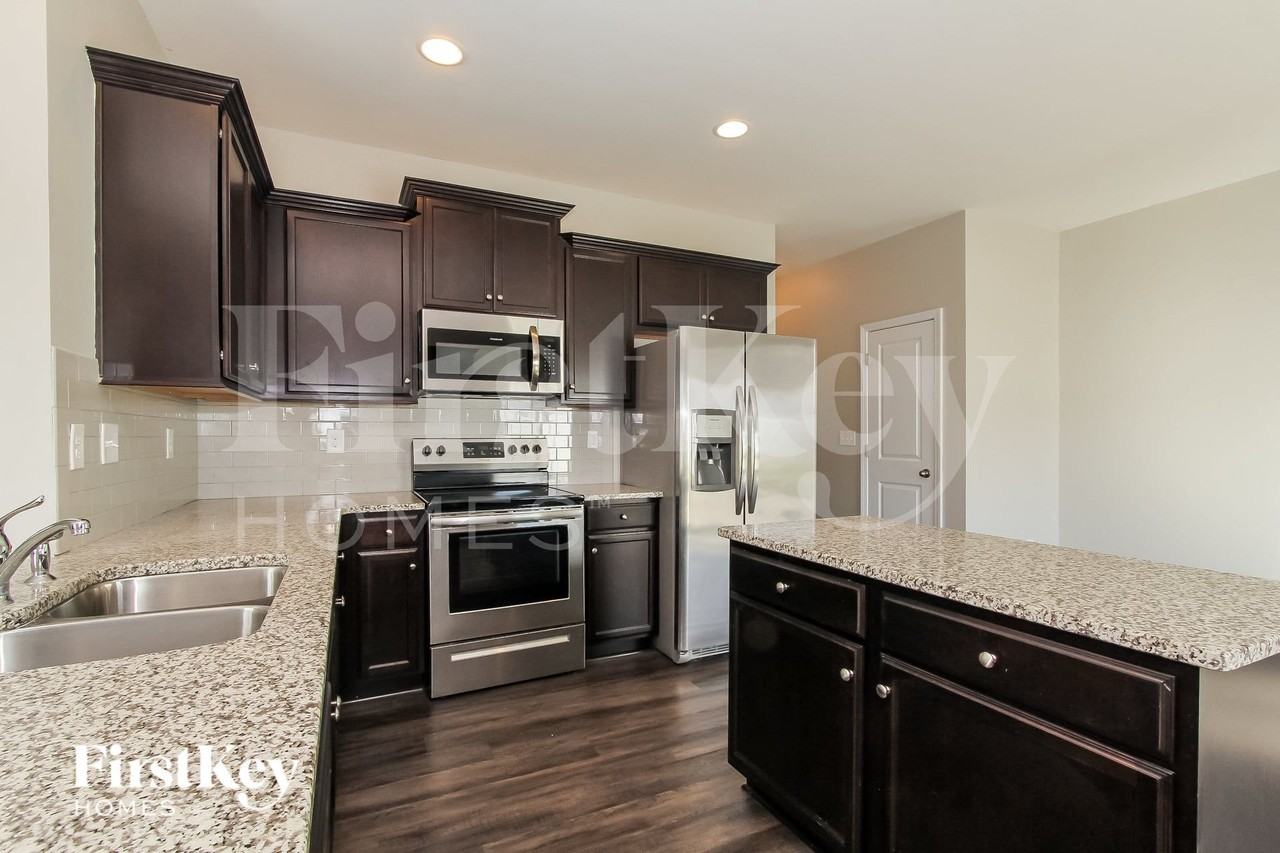 165 N Cromwell Dr - Photo 5 of 14