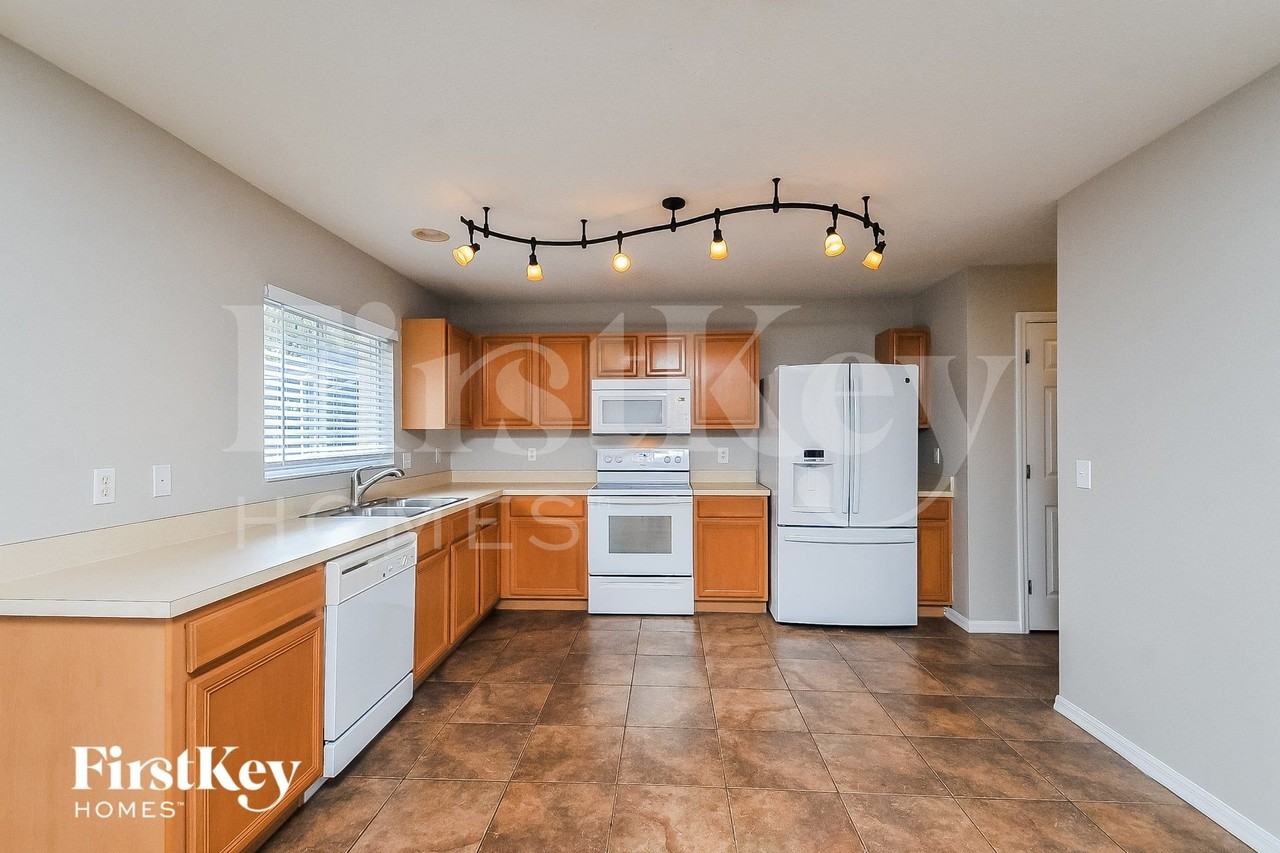 6942 Lake Eaglebrooke Dr - Photo 4 of 16