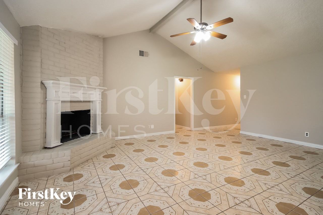5614 Rivergate Dr - Photo 3 of 15