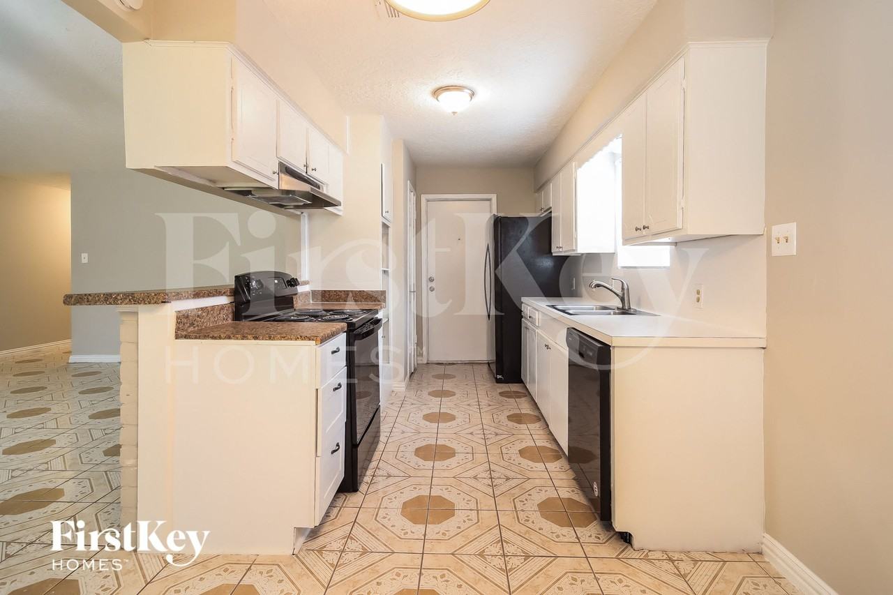 5614 Rivergate Dr - Photo 4 of 15