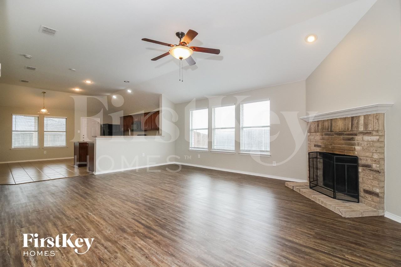 802 Hawthorne Rd - Photo 4 of 17