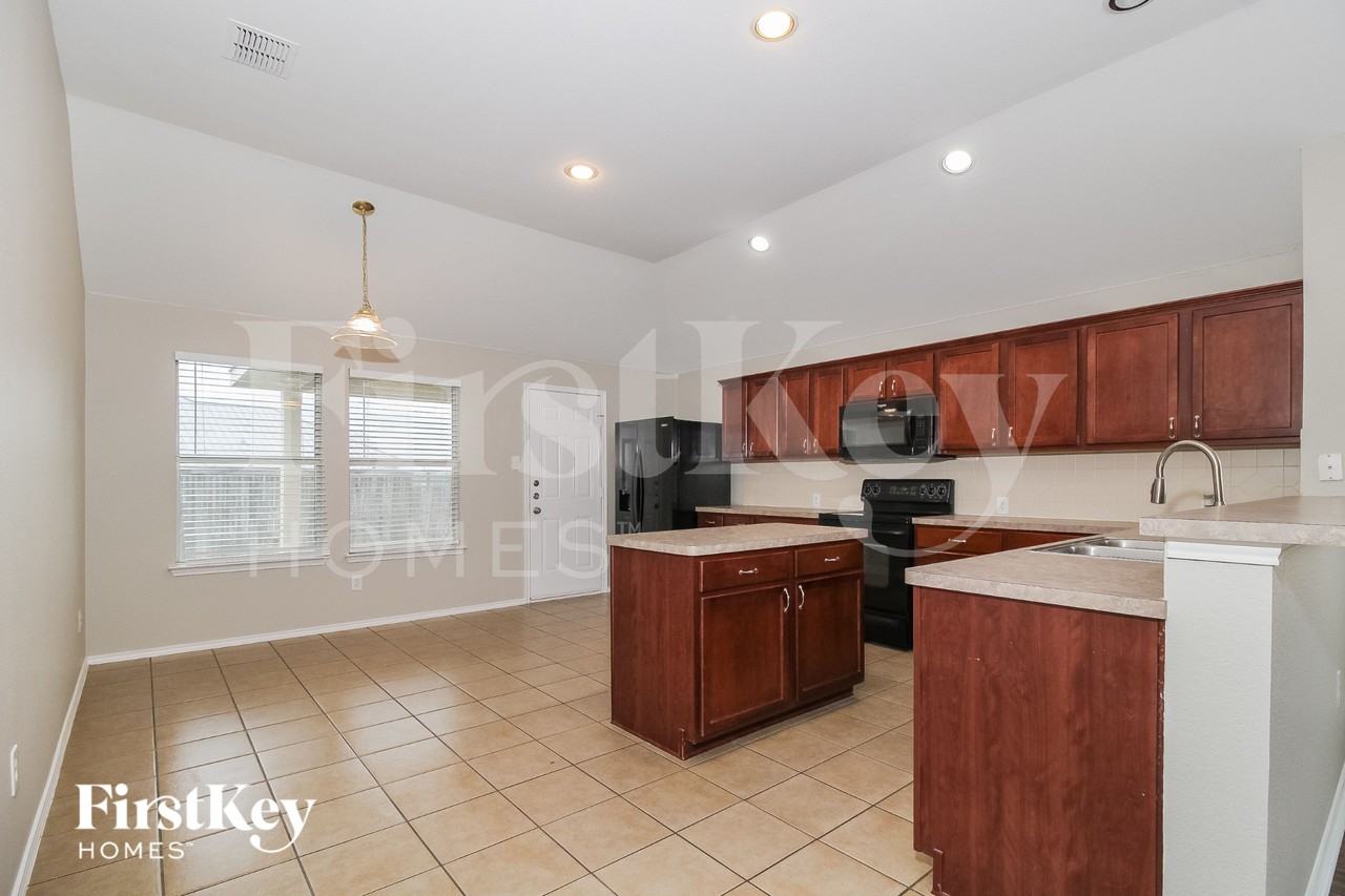 802 Hawthorne Rd - Photo 6 of 17