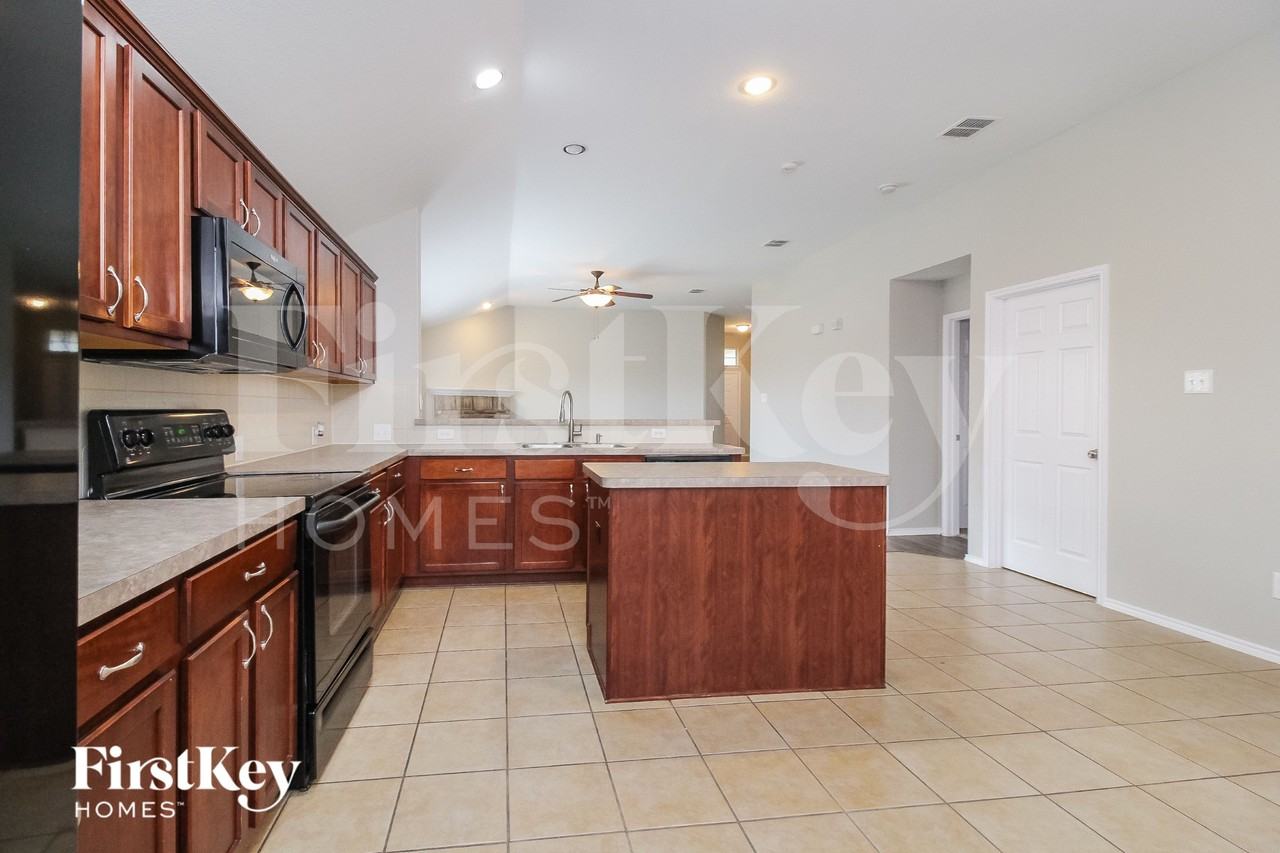 802 Hawthorne Rd - Photo 7 of 17
