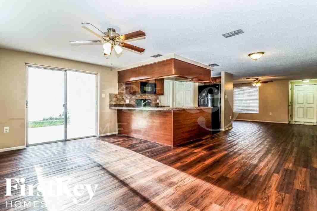 7124 Cay Dr - Photo 4 of 15