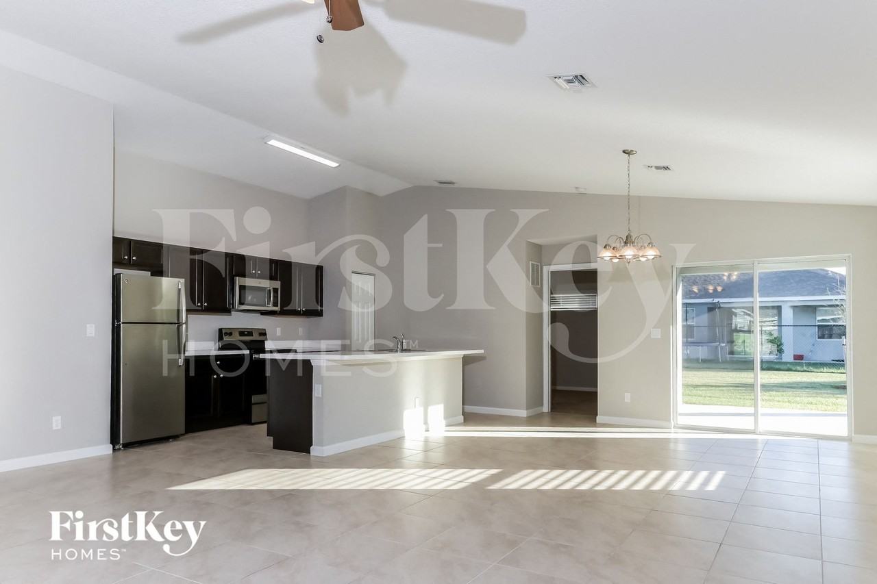 652 Sw Jacoby Ave - Photo 4 of 15