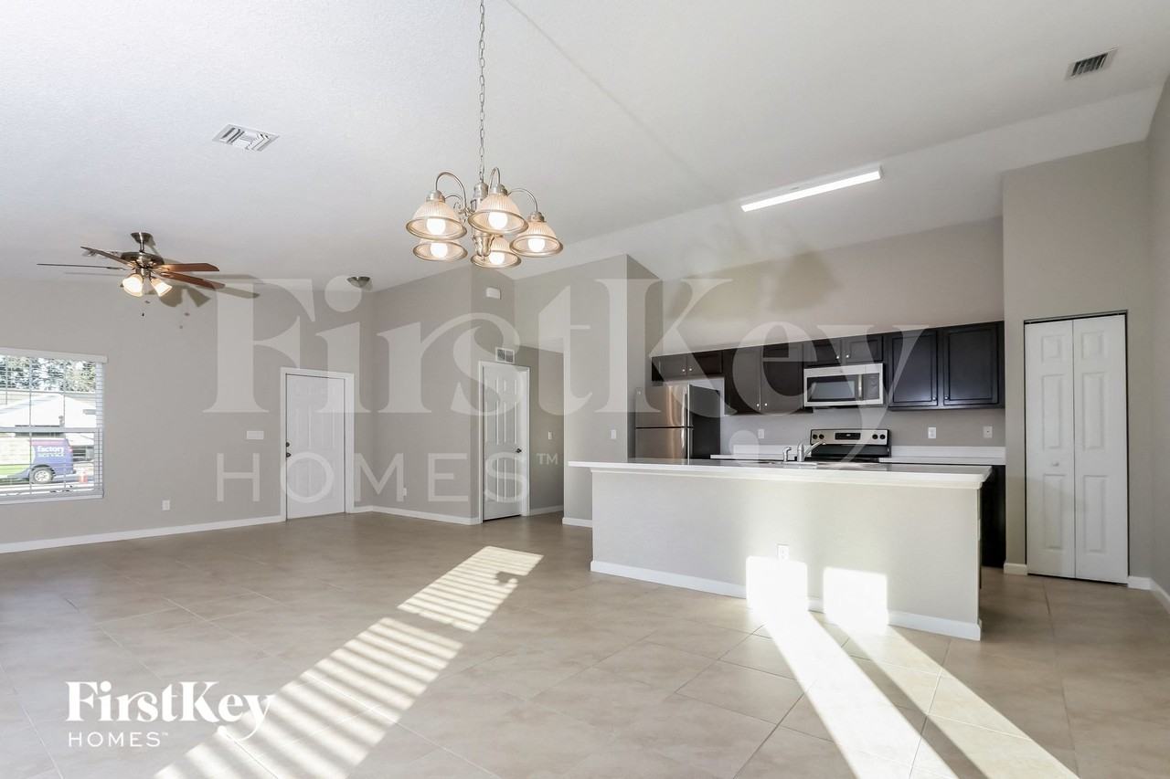 652 Sw Jacoby Ave - Photo 5 of 15