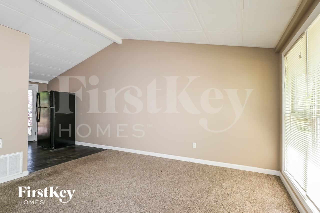 2787 Dawnview Dr - Photo 4 of 19