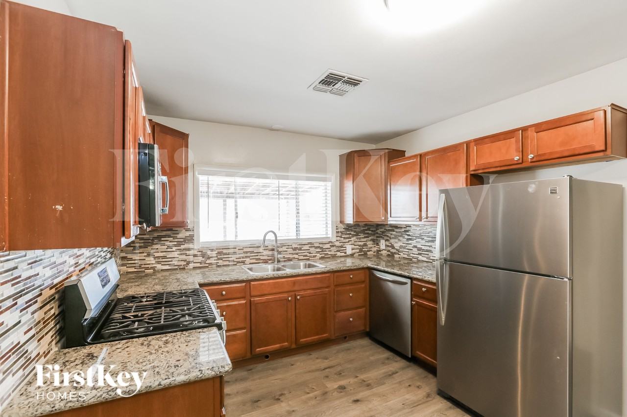 1822 N 21st Pl - Photo 5 of 16