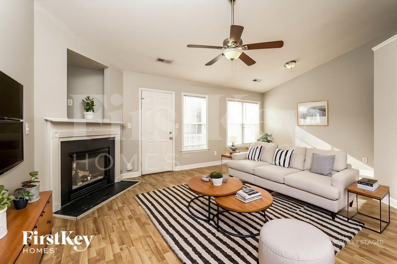 1800 Holly Crescent Ln - Photo 2 of 19