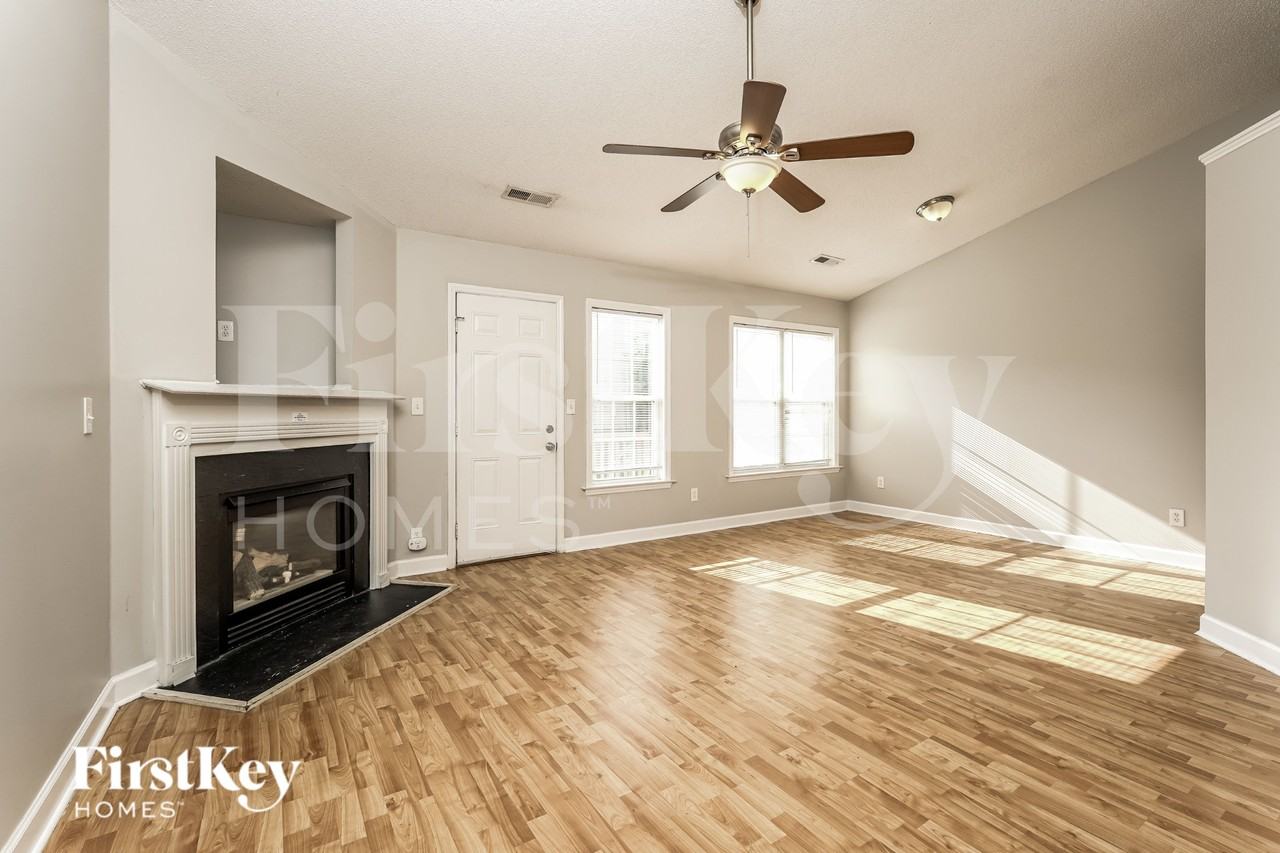 1800 Holly Crescent Ln - Photo 3 of 19