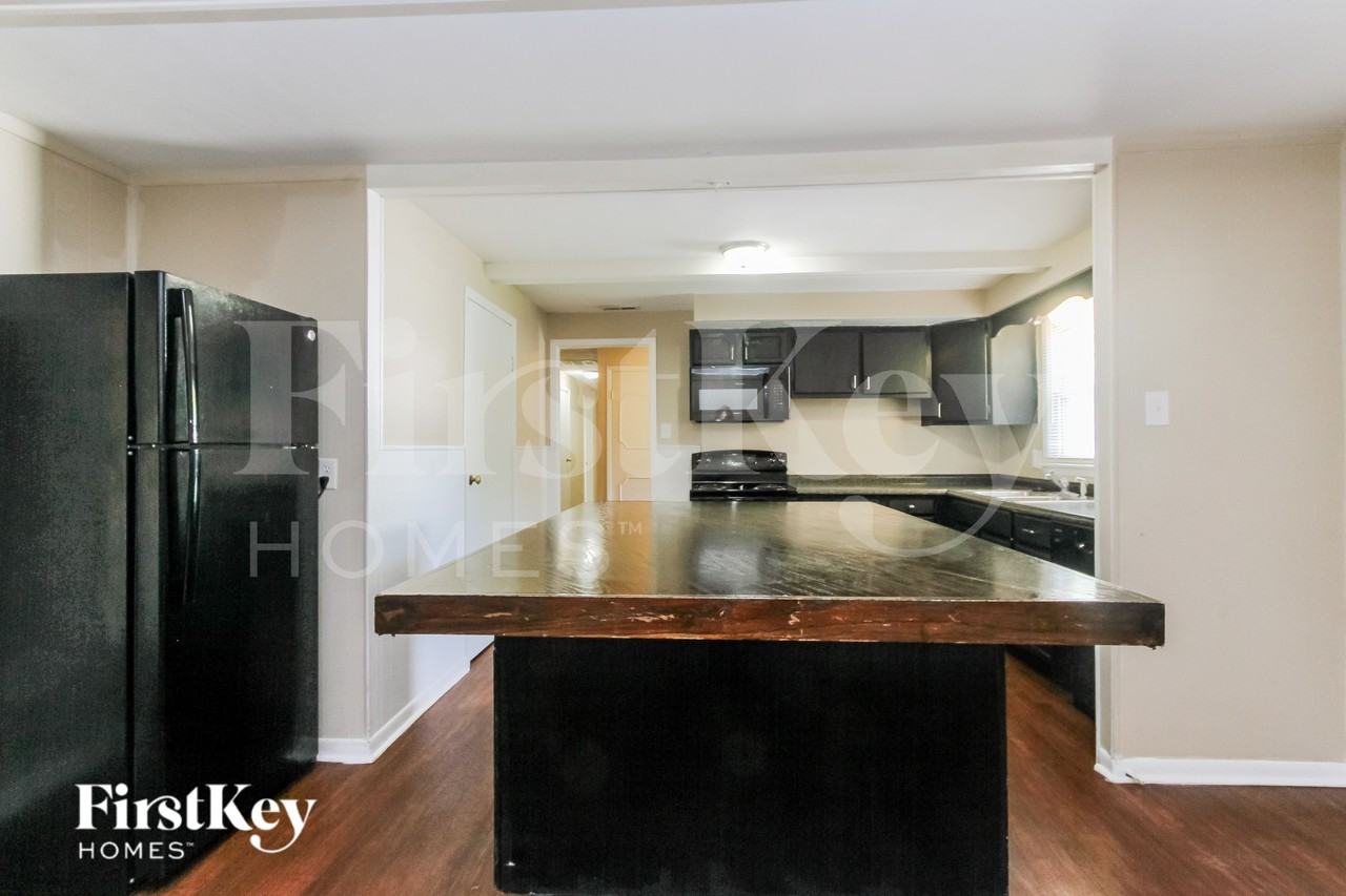 1733 Alimingo Dr - Photo 4 of 16
