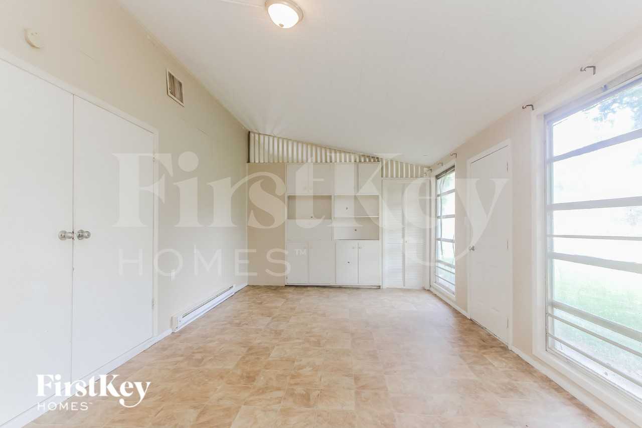 1733 Alimingo Dr - Photo 5 of 16