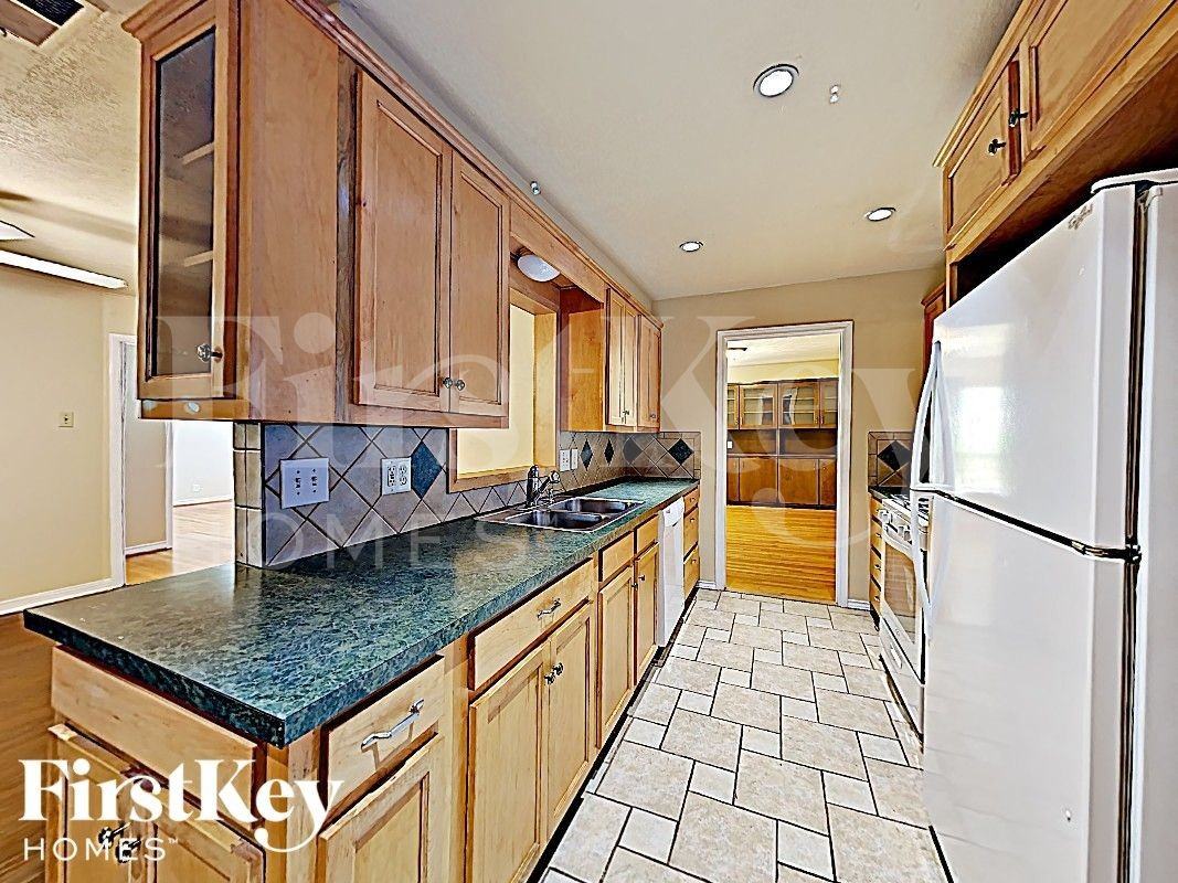 13630 Onyx Ln - Photo 4 of 17
