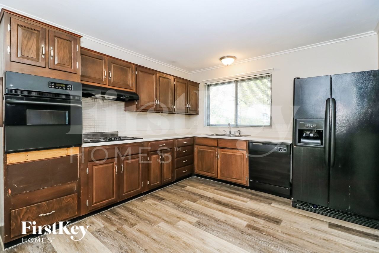 12040 Maidstone Ct - Photo 5 of 16