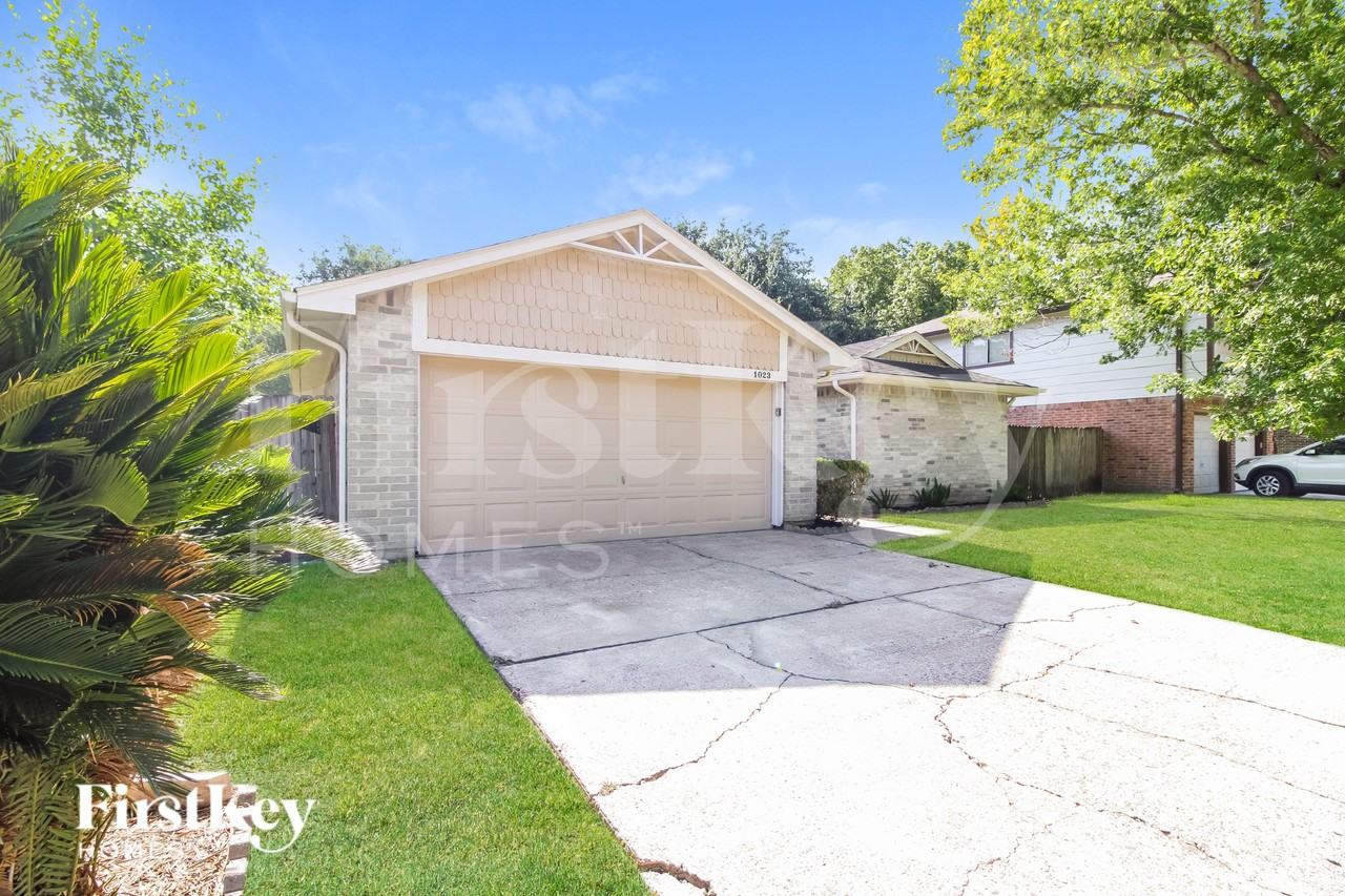 1023 Huntington Dr - Photo 2 of 16