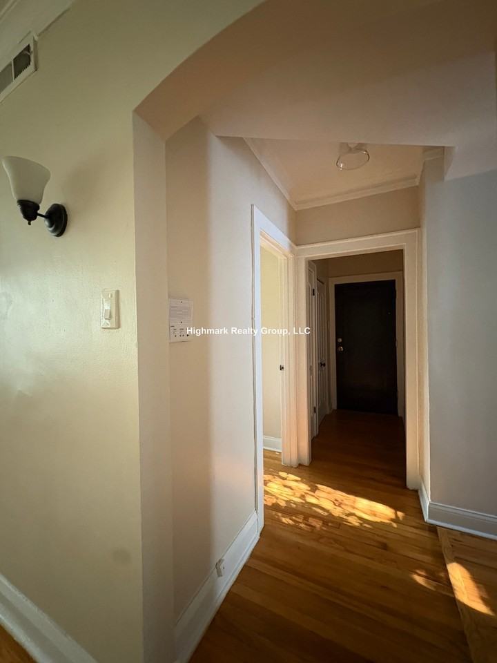716 Reba Pl #3OS - Photo 3 of 9
