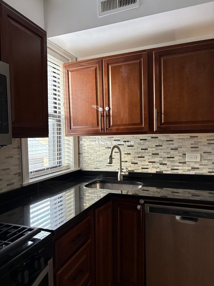 716 Reba Pl #3OS - Photo 5 of 9