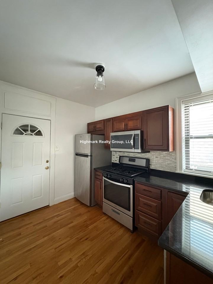 716 Reba Pl #3OS - Photo 6 of 9