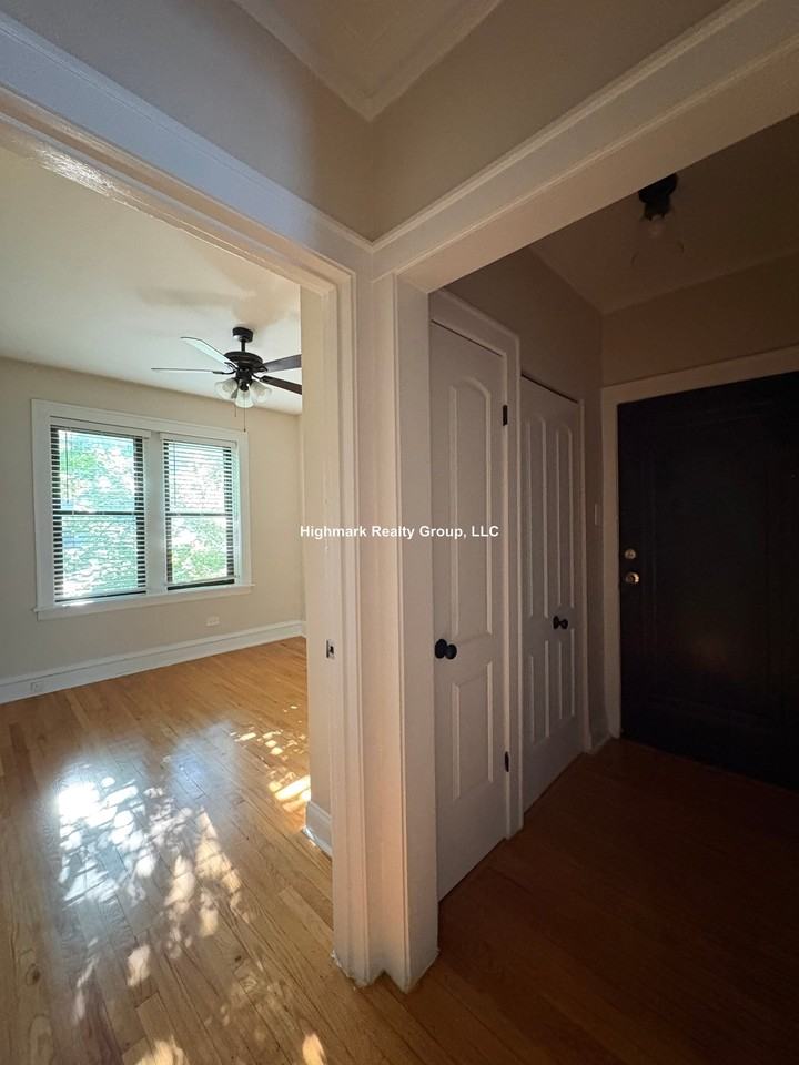716 Reba Pl #3OS - Photo 7 of 9
