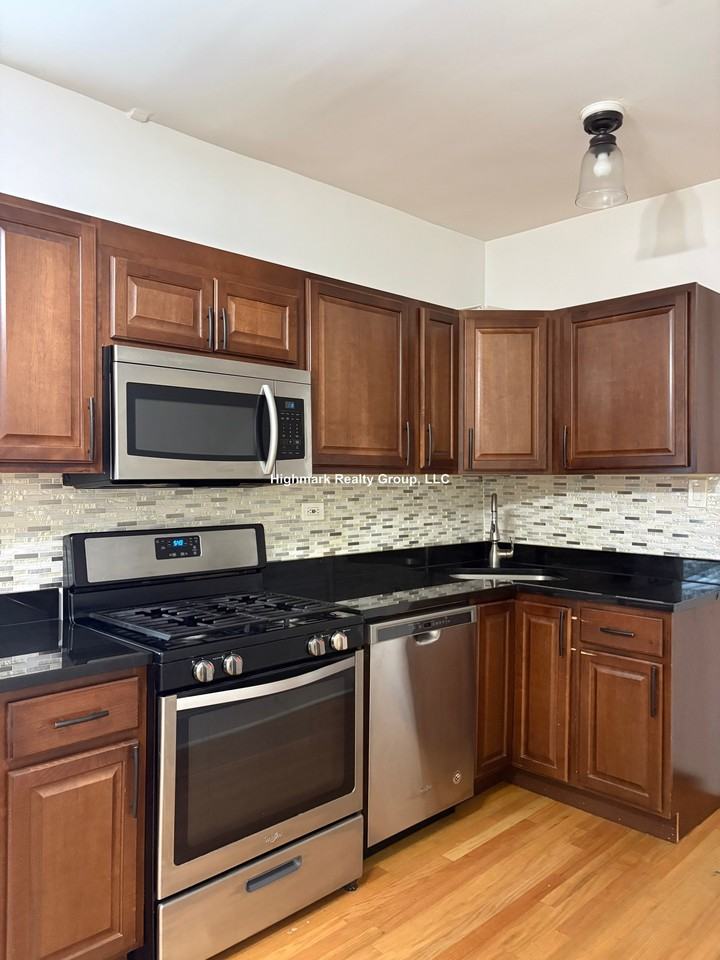 718 Reba Pl #2ON - Photo 2 of 11