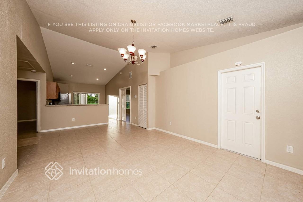 1660 E Breezy Ln - Photo 3 of 15