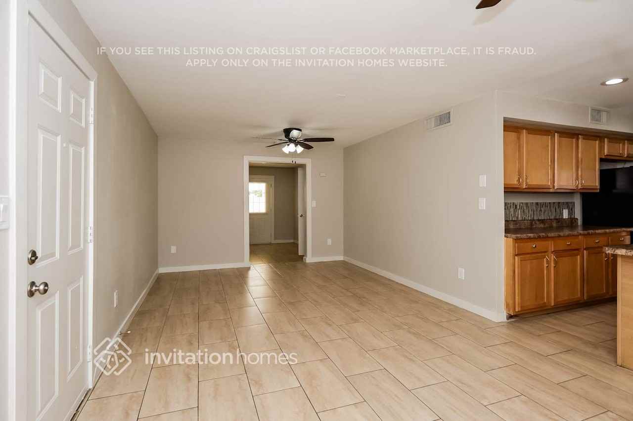 2211 N 54th Ln - Photo 2 of 15