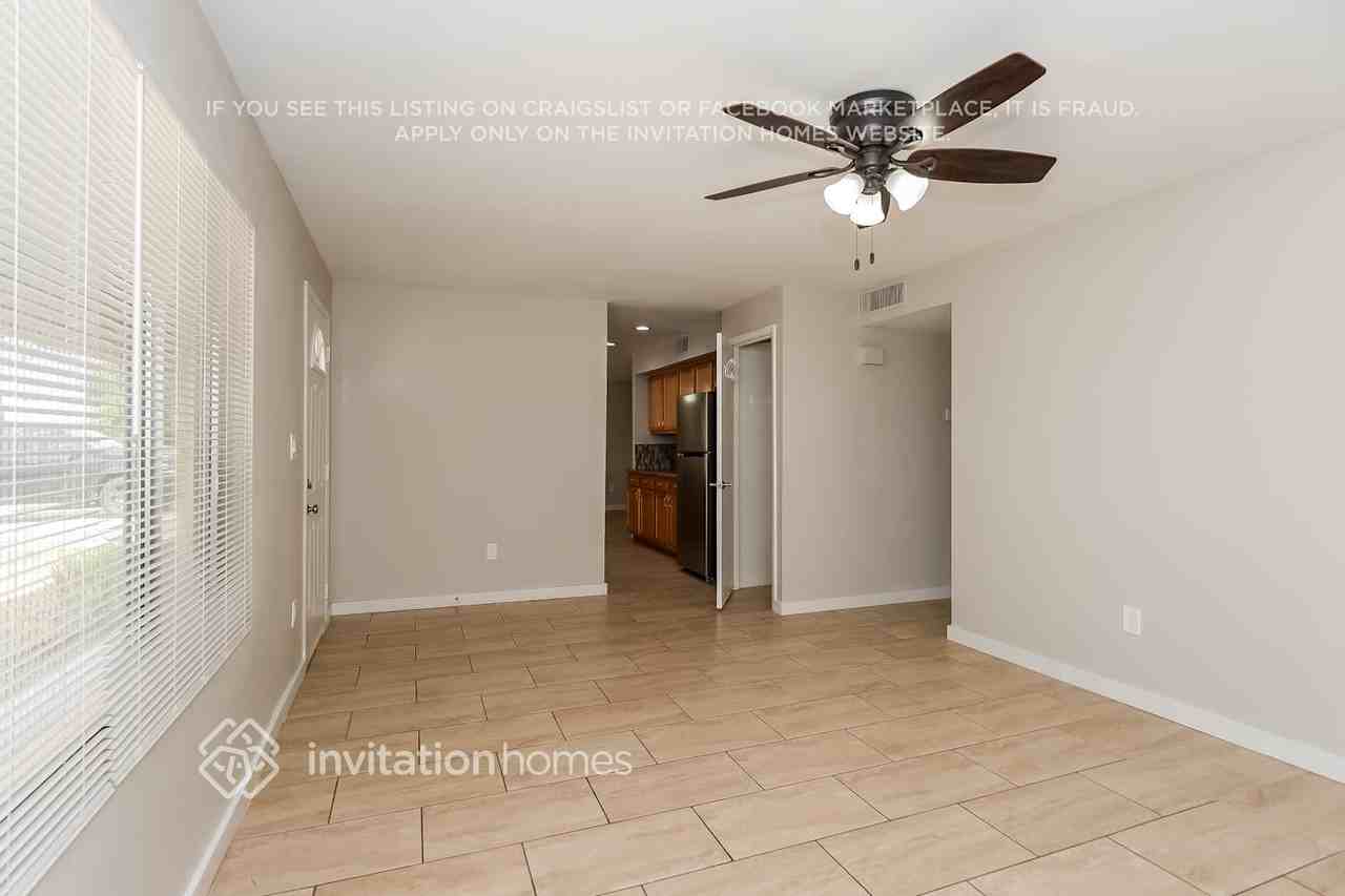 2211 N 54th Ln - Photo 3 of 15