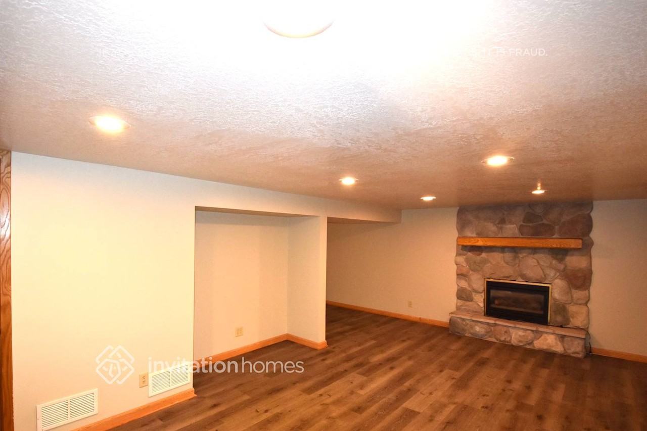 8285 Hyde Ct S - Photo 6 of 19