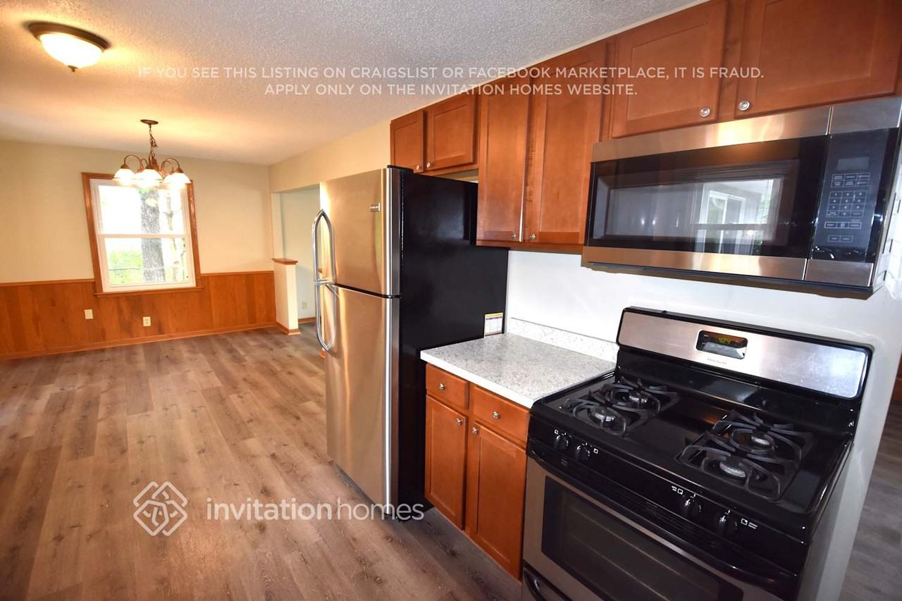 8285 Hyde Ct S - Photo 7 of 19