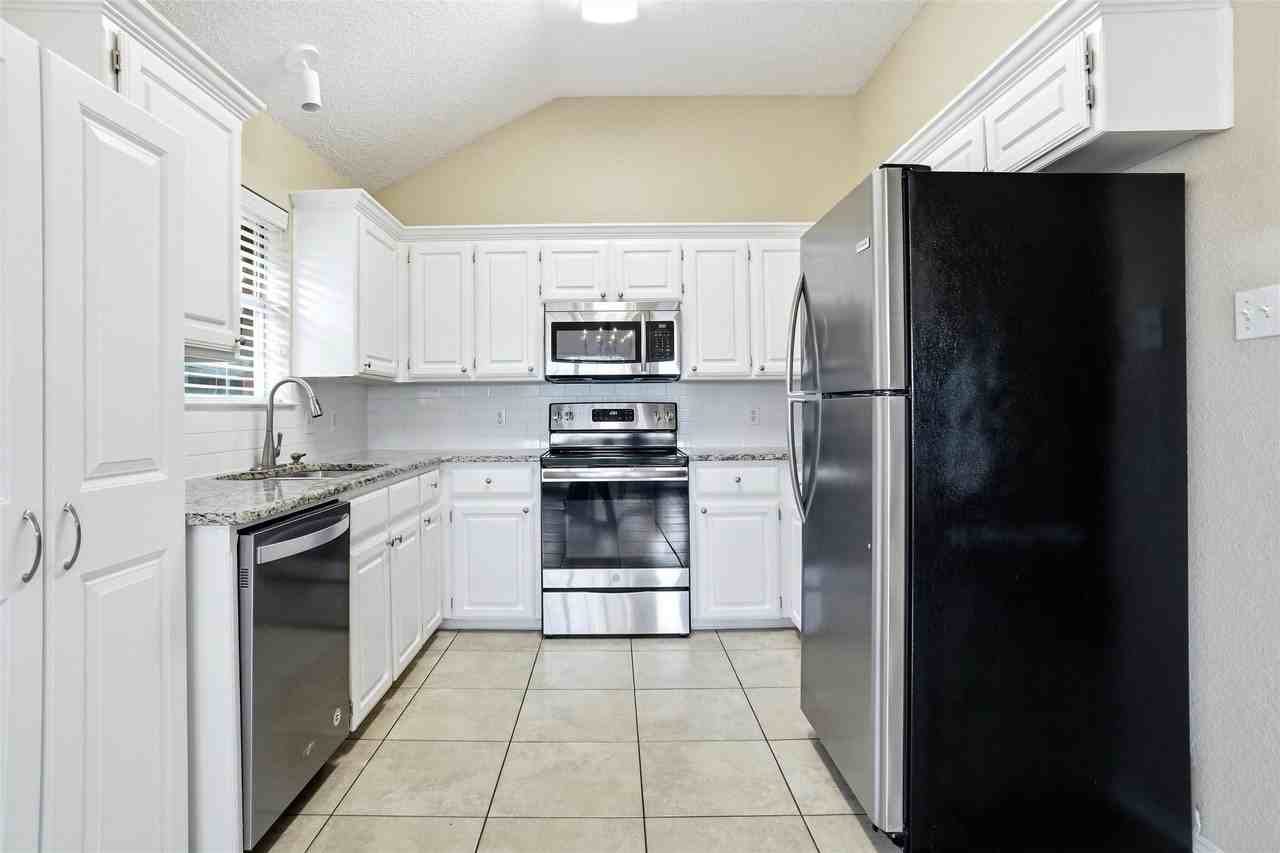 6701 Driffield Cir W - Photo 4 of 15