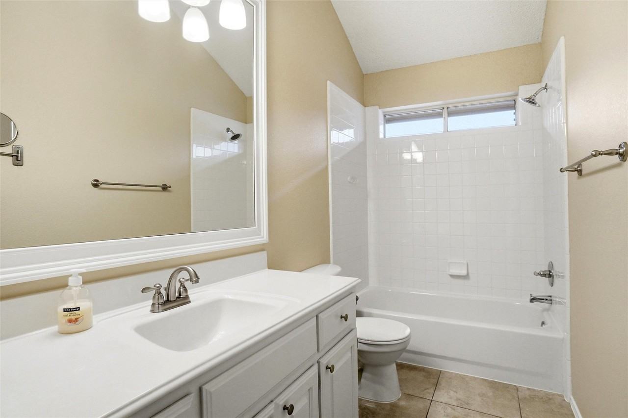 6701 Driffield Cir W - Photo 5 of 15