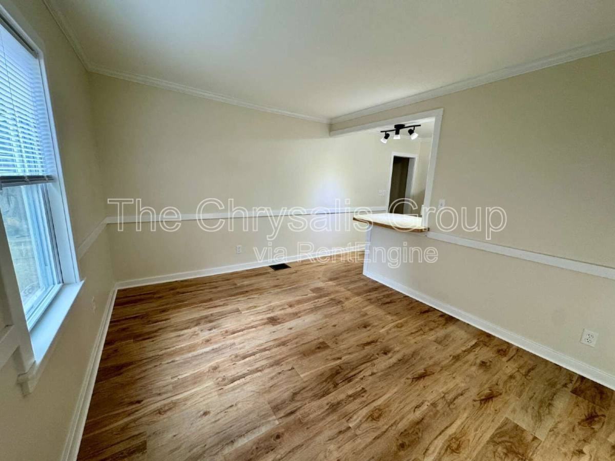 1027 Bergen Ave - Photo 3 of 7