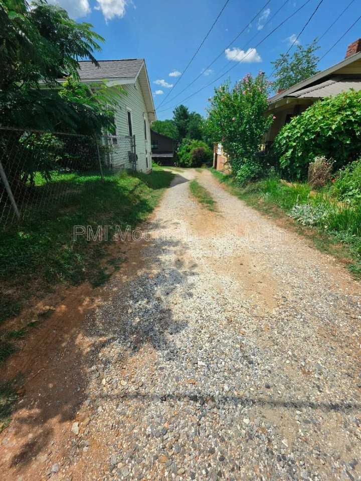 161 Logan Ave - Photo 3 of 10