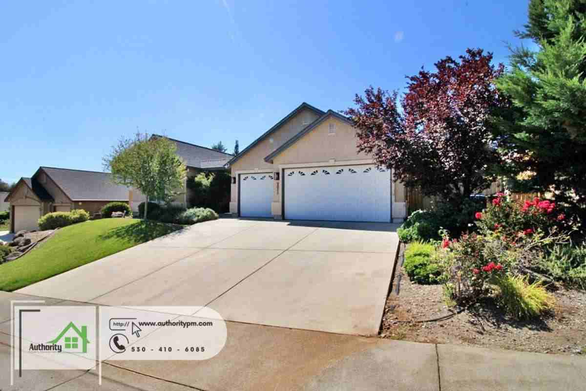 2052 Hedgerow Ave - Photo 3 of 10