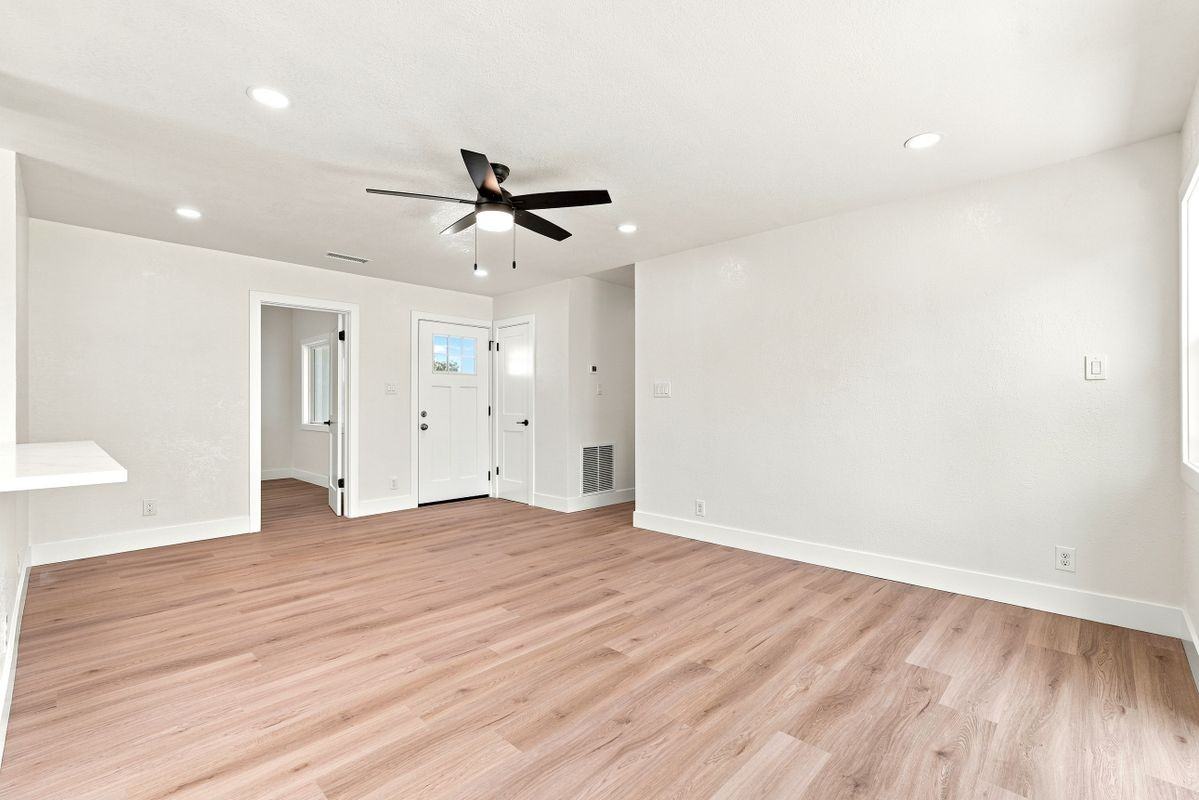 17045 Salais St - Photo 5 of 38