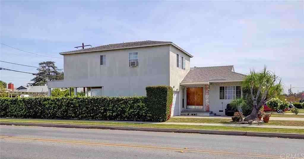 9403 Carron Dr - Photo 4 of 48
