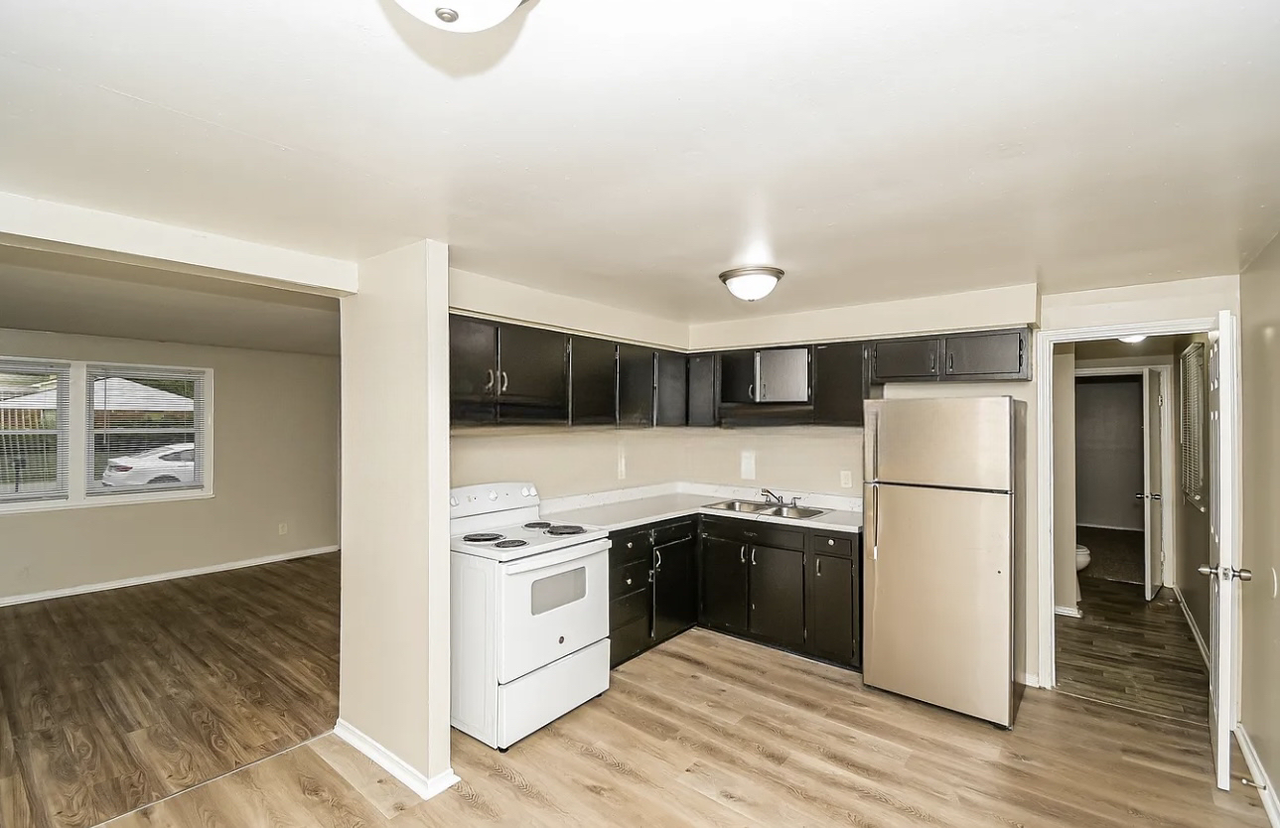 10416 Chris Dr - Photo 2 of 7