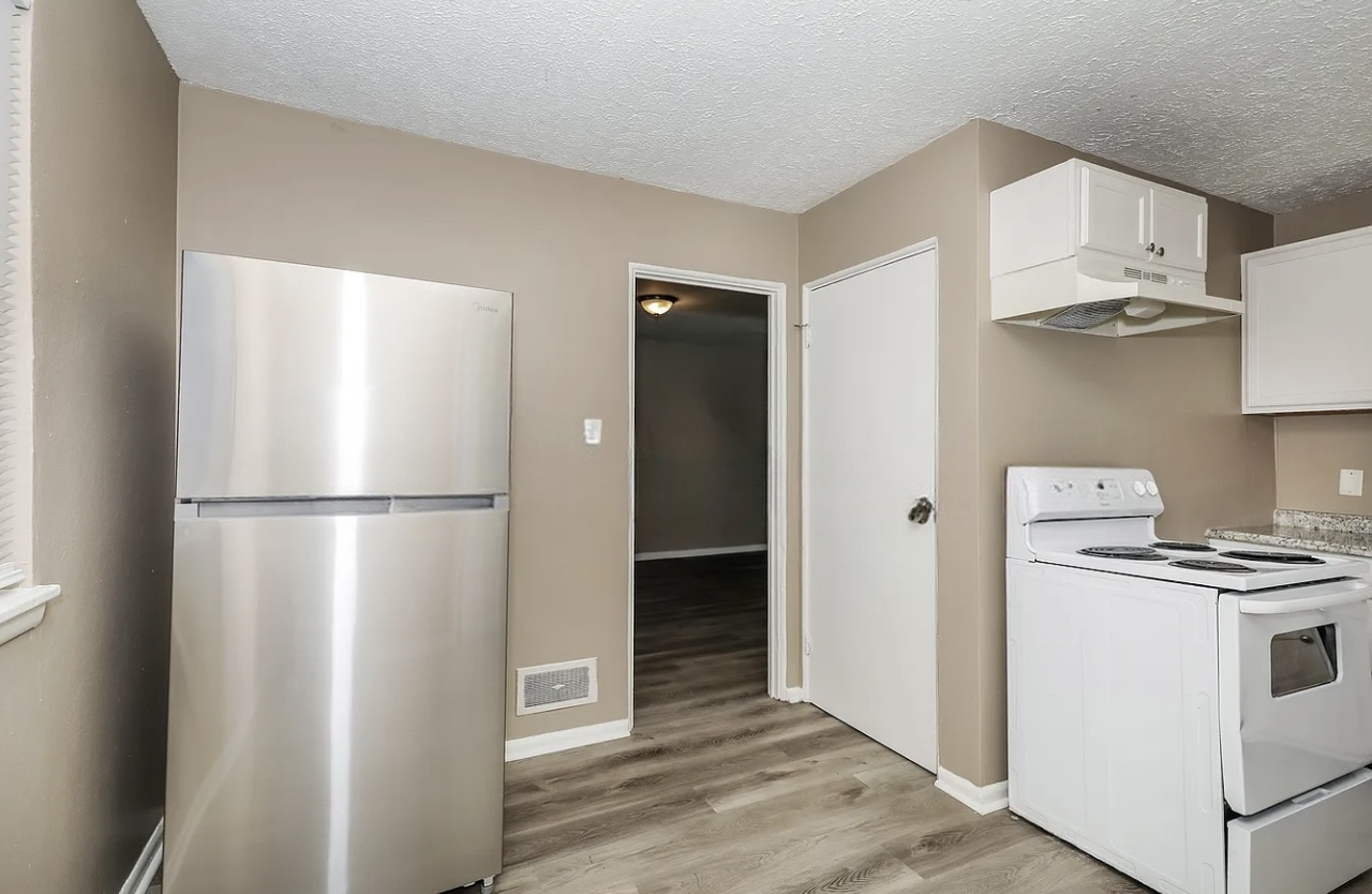 223 S Gladstone Ave - Photo 4 of 7
