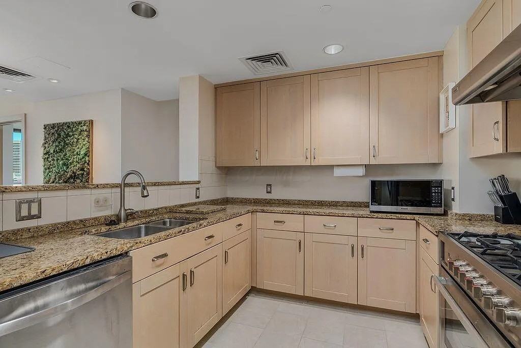 1 Miranova Pl - Photo 6 of 8