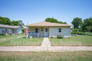 featured image of 211 E 2nd St